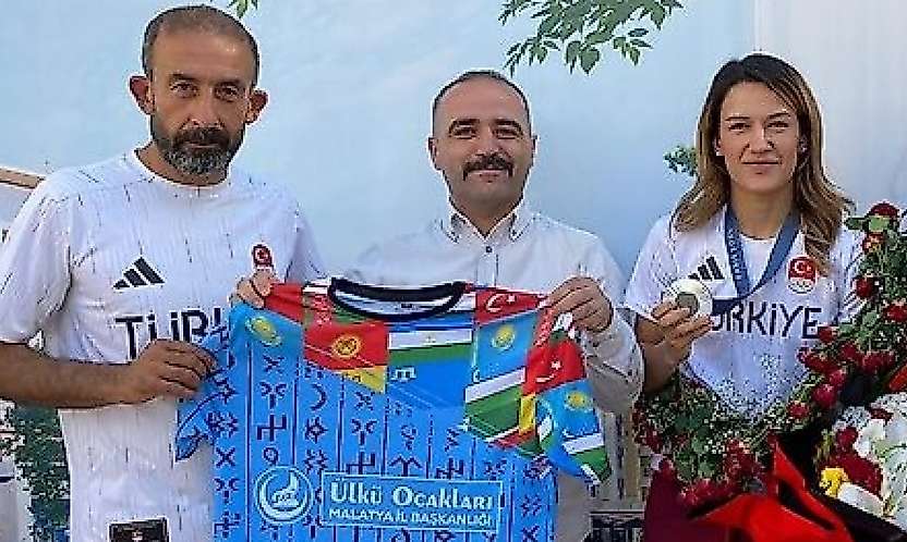 Hatice Akbaş Avrupa'nın Zirvesinde: Şengönül'den Gurur Mesajı