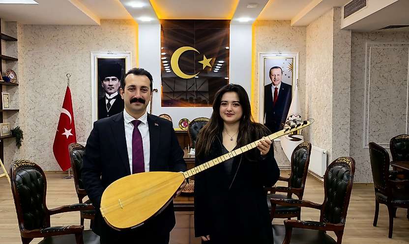 Hekimhan Kaymakamı Günlü'den Genç Öğrenciye Bağlama Hediyesi