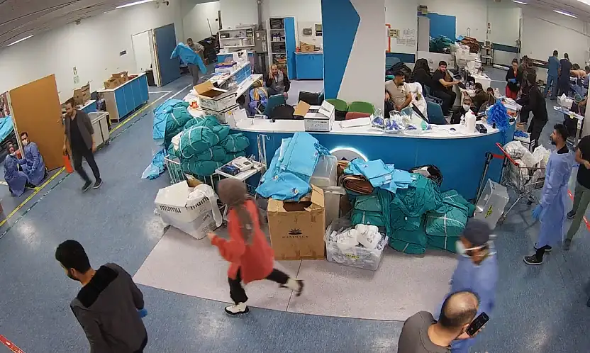 İkinci Depremde Sedyeye Siper Oldular: 'Hastayı Bırakırsak Ölürdü'