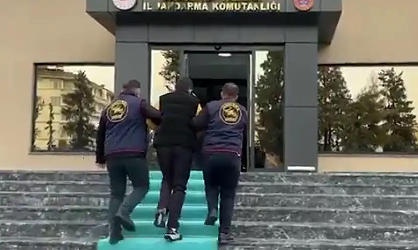 Jandarma 225 Aranan Şahsı Yakaladı