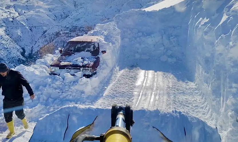Kale'de Zorlu Kış Şartları: Kar Altında Kalan Araç Bulundu