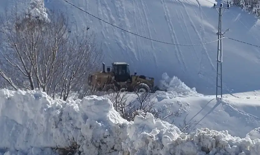 Kamıştaş Mahallesi'nde 1 Metrelik Karla Zorlu Mücadele
