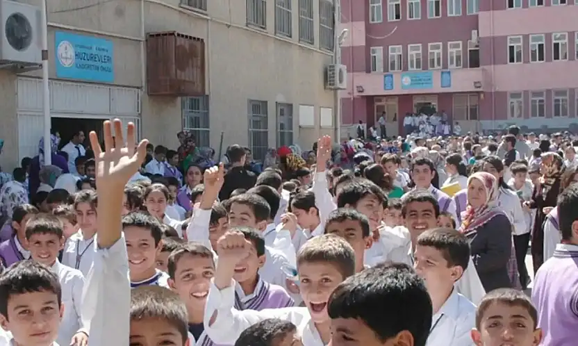 Karneler Cuma Günü Alınıyor, Yarıyıl Tatili Başlıyor