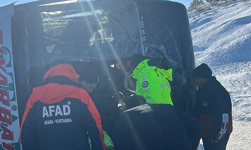 Kars'ta Yolcu Otobüsü Devrildi, 17 Yaralı