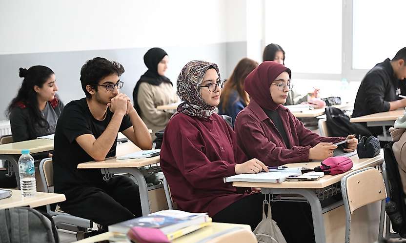 Kernek Külliyesi'nde 200 Öğrenci Üniversiteye Hazırlanıyor