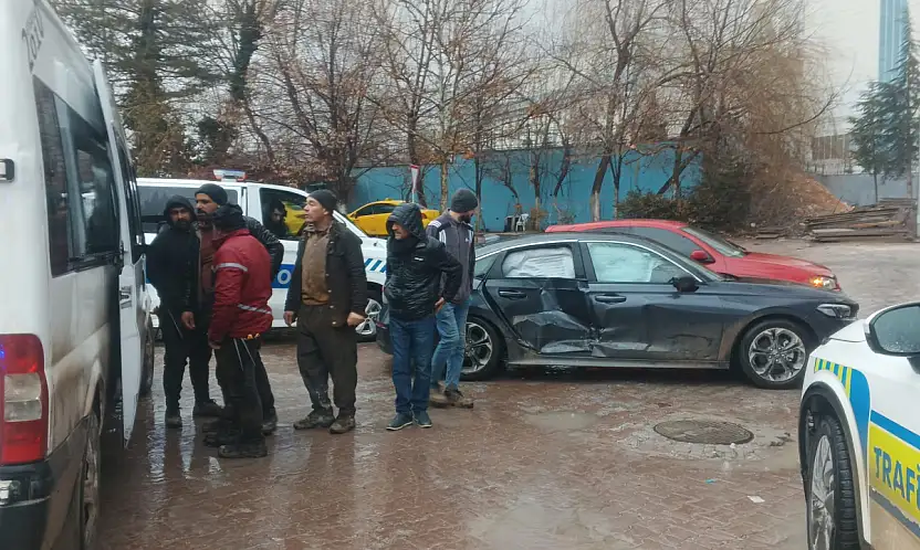 Malatya Battalgazi'de İşçi Servisi ile Otomobil Çarpıştı: 2 Yaralı