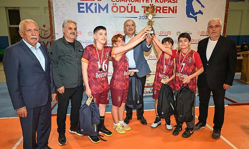 Malatya'da 42 Takım ve 200 Sporcu Cumhuriyet İçin Parkeye Çıktı