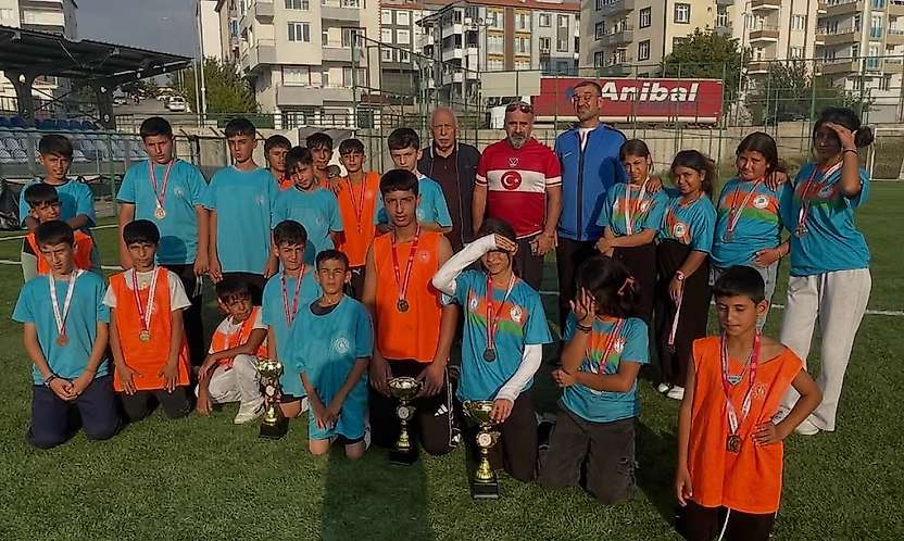 Malatya'da 5S Hokey Turnuvası Sona Erdi: Genç Sporculara Kupa ve Madalya