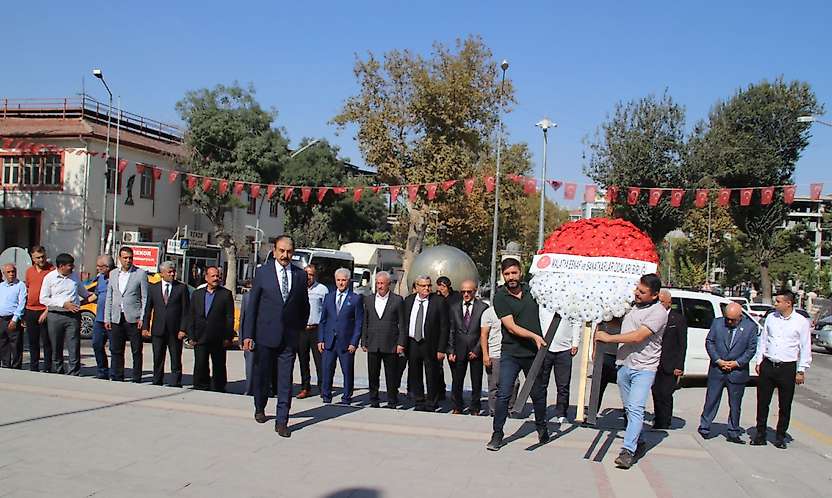Malatya'da Ahilik Haftası için Atatürk Anıtı'na çelenk sunuldu