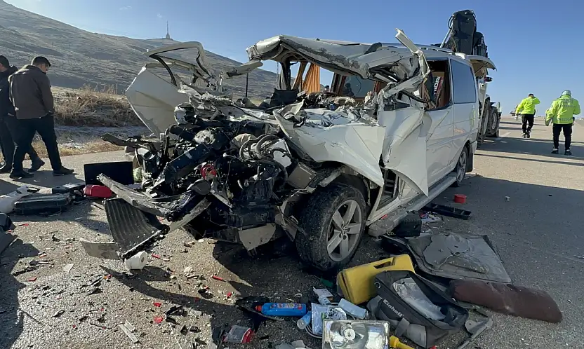 Malatya'da Feci Kaza: Minibüs Tıra Çarptı, 3 Kişi Hayatını Kaybetti