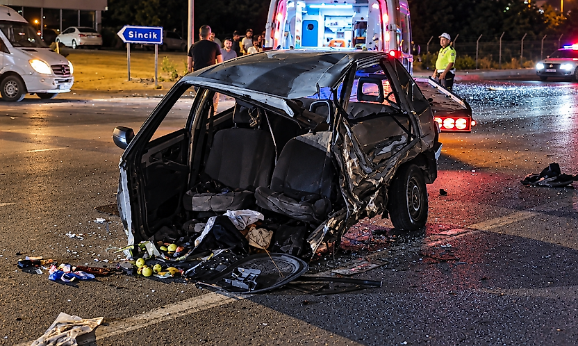 Malatya'da Feci Kaza: Otomobil İkiye Ayrıldı, 1'i Ağır 4 Yaralı