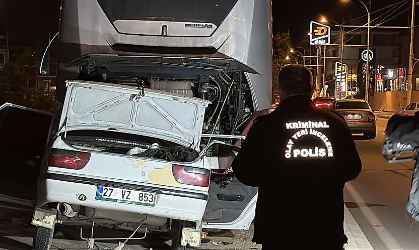 Malatya'da Feci Kaza: Otomobil Otobüsün Altına Girdi