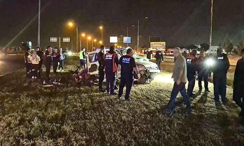 Malatya'da Havalimanı Servisi ile Hafif Ticari Araç Çarpıştı: 2 Ölü, 3 Yaralı