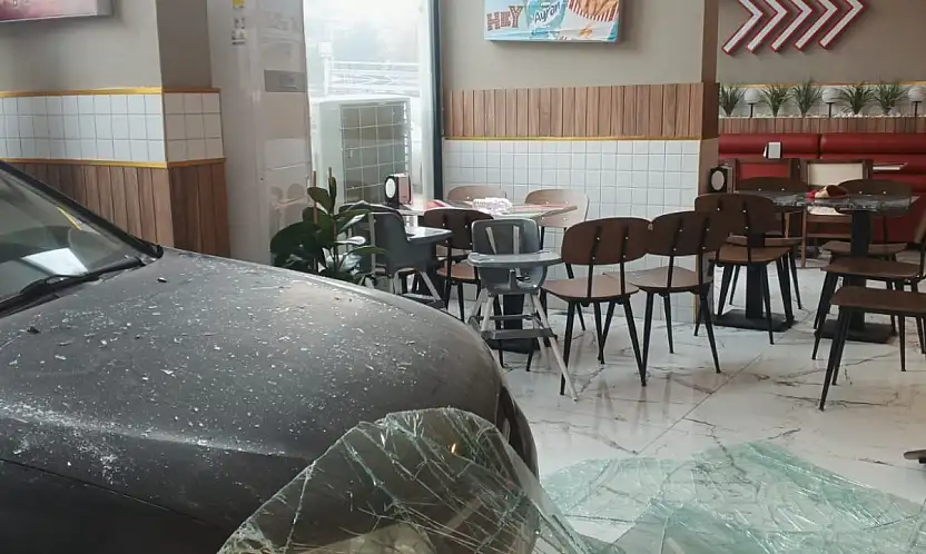 Malatya'da kontrolden çıkan otomobil dönerciye girdi: Yaralanan olmadı