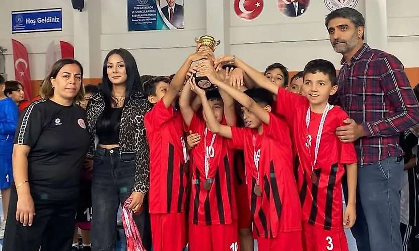 Malatya'da Minik Hentbolcuların Cumhuriyet Bayramı Heyecanı
