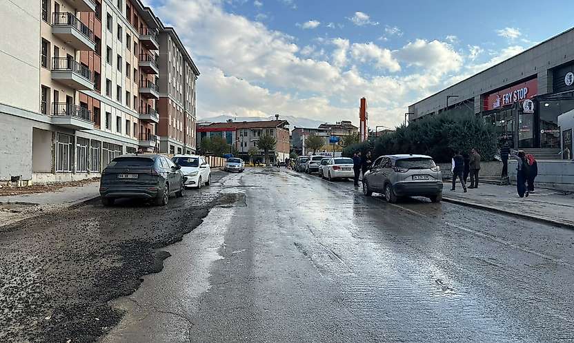 Malatya'da Öğretmenevi Konteyner Çarşısı Kaldırıldı, Yol Yeniden Açıldı