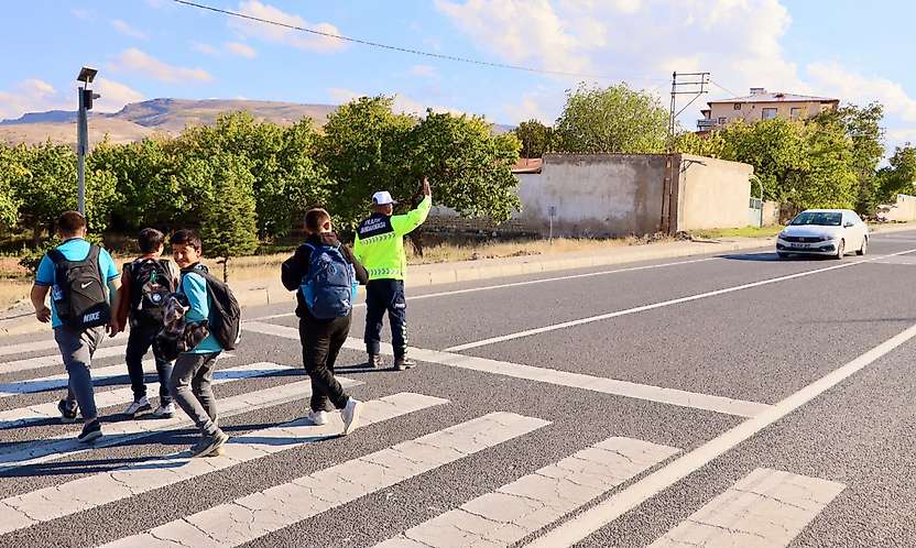 Malatya'da Okul Çevrelerine Sıkı Denetim: 704 Personel Görev Aldı