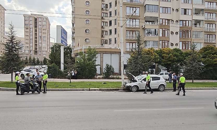 Malatya'da otomobil trambüs direğine çarptı: 2'si çocuk 4 yaralı