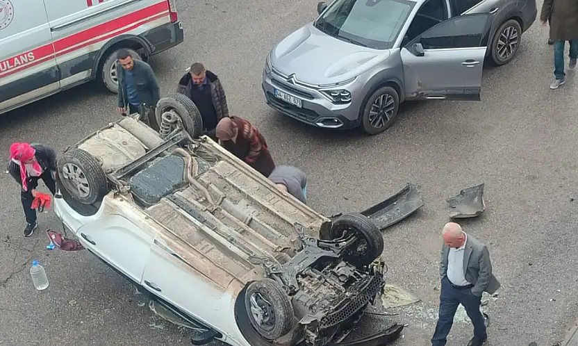 Malatya'da Park Halindeki Otomobil Kendiliğinden Hareket Etti: Öğrenci Yaralandı
