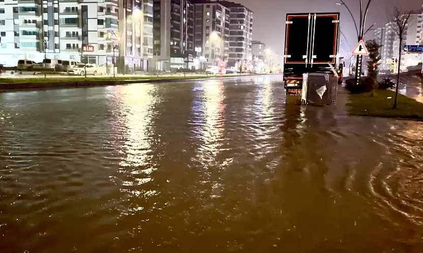 Malatya'da Sağanak Yağış Yolları Göle Çevirdi
