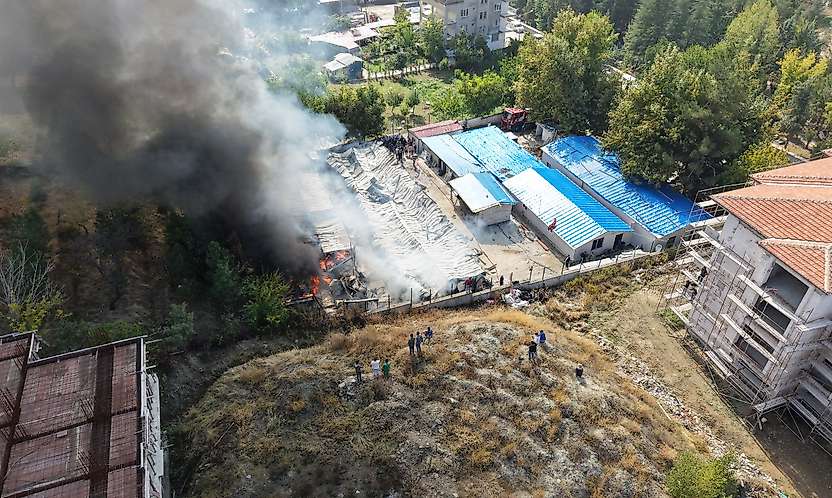 Malatya'da Şantiye Konteynerlerinde Yangın: Yaklaşık 30 Konteyner Zarar Gördü