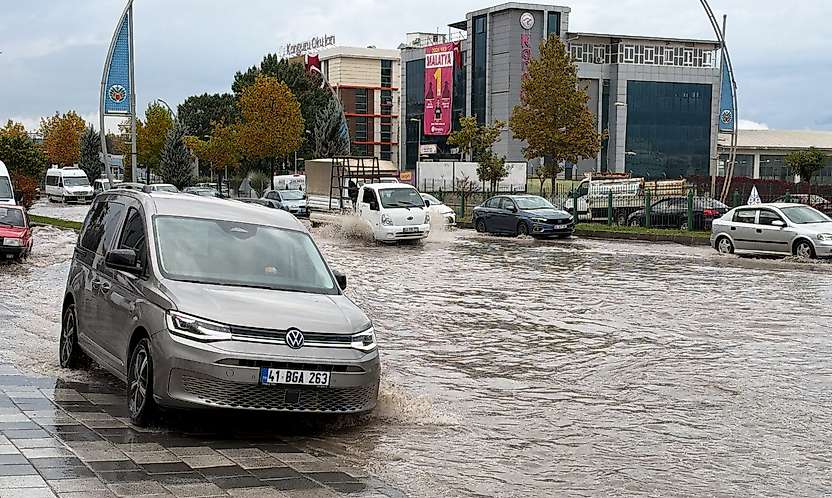 Malatya'da sarı kodlu yağış alarmı: Çevre yolu sular altında kaldı, trafik felç oldu