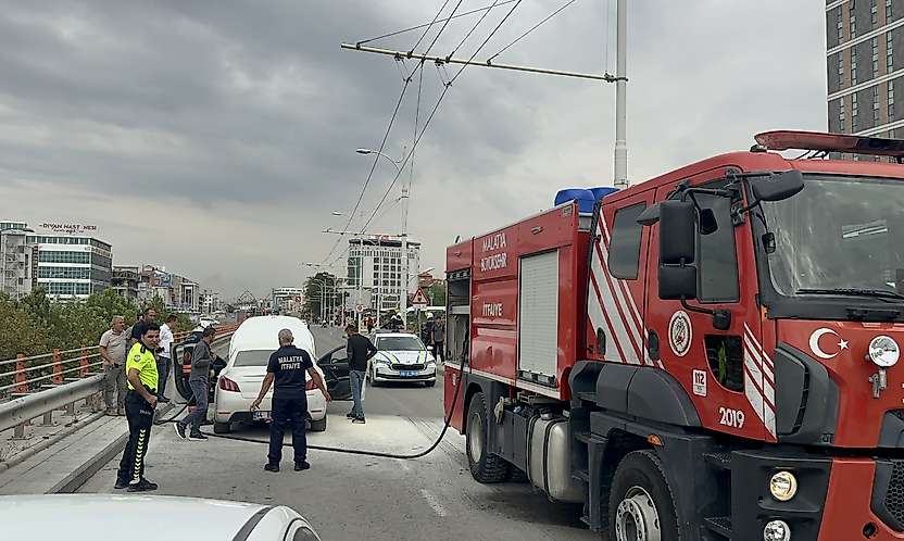 Malatya'da Seyir Halindeki Otomobilde Yangın Paniği