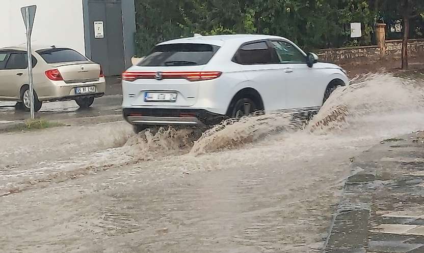 Malatya'da şiddetli yağış yolları göle çevirdi