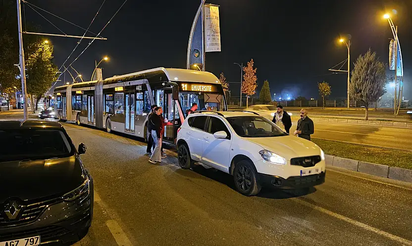 Malatya'da Trafik Tartışması Trambüs Seferini Aksattı