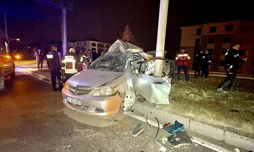 Malatya'da trambüs direğine çarpan otomobilde 1 ölü, 1 ağır yaralı