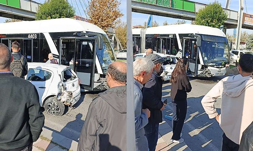 Malatya'da Trambüs ile Otomobil Çarpıştı: 5 Yaralı