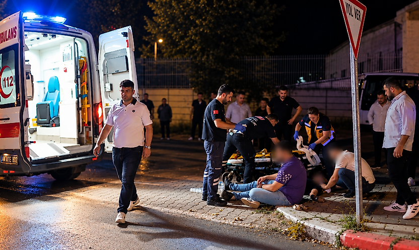 Malatya'da Transit Minibüs Ağaca Çarptı: 2 Yaralı