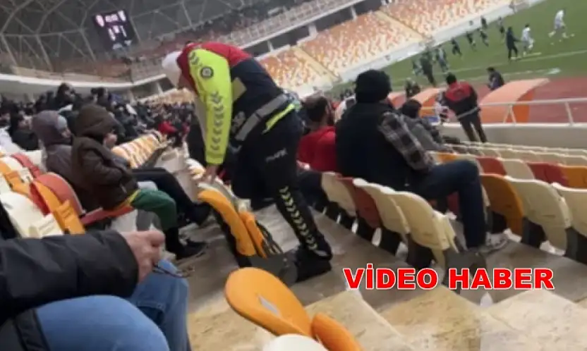 Malatya'da Tribünleri Isıtan Hareket: Polis, Üşüyen Minik Taraftara Çoraplarını Giydirdi