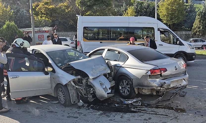 Malatya'da Zincirleme Kaza! 6 Araç Birbirine Girdi, 3 Yaralı