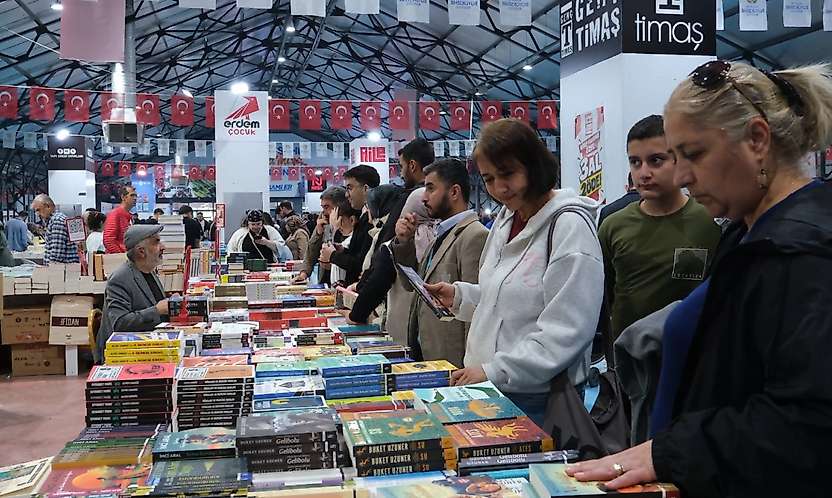 Malatya Kitap Fuarı'na Yoğun İlgi: Yazarlar Gençlerden Memnun