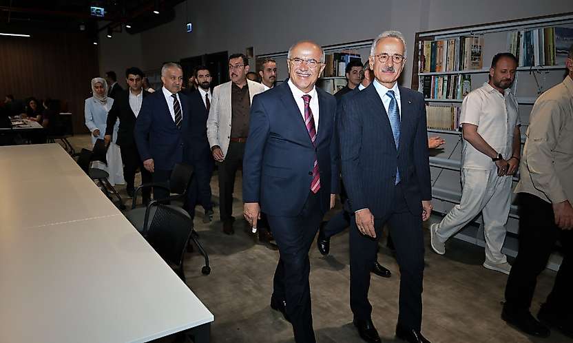 Malatya'nın Şehir Kütüphanesi'ne Bakan Uraloğlu'ndan Övgü