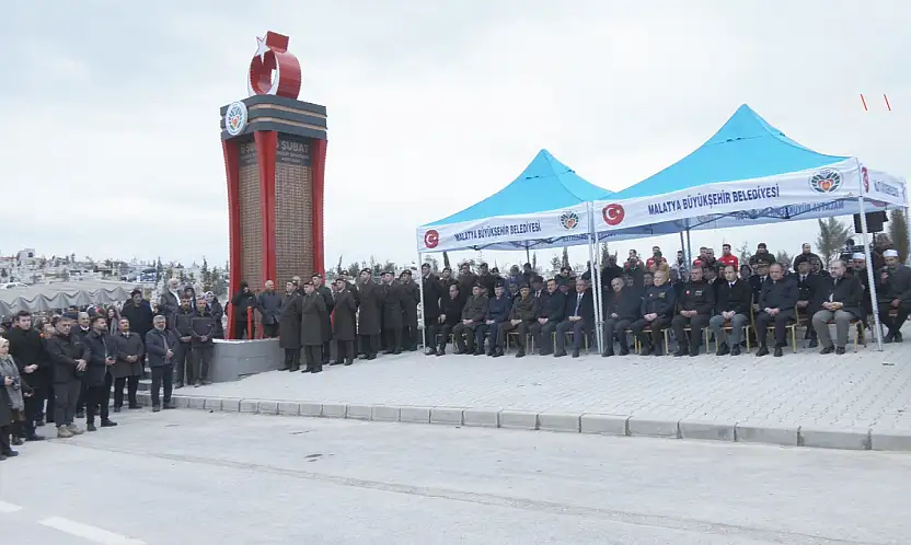 Malatya Şehir Mezarlığı'nda Deprem Anıtı Önünde Tören