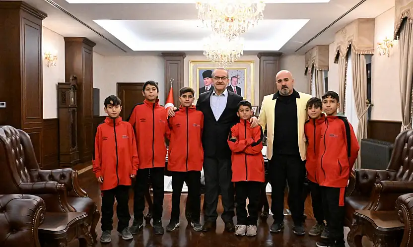 Malatyalı Hokeycilerden Milli Başarı: U16 ve U13 Sporcuları Vali Yavuz'u Ziyaret Etti