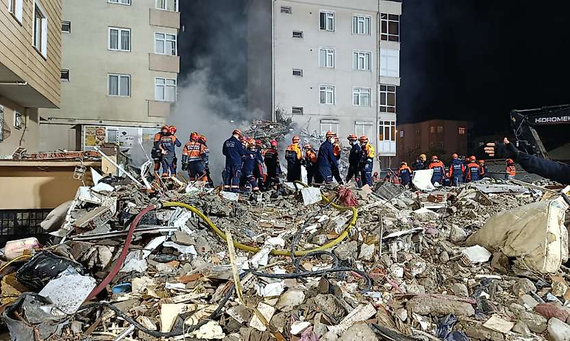 Maltepe'de Enkaz Çalışmalarında Son Durum: 2 Ölü, 3 Kişi Aranıyor