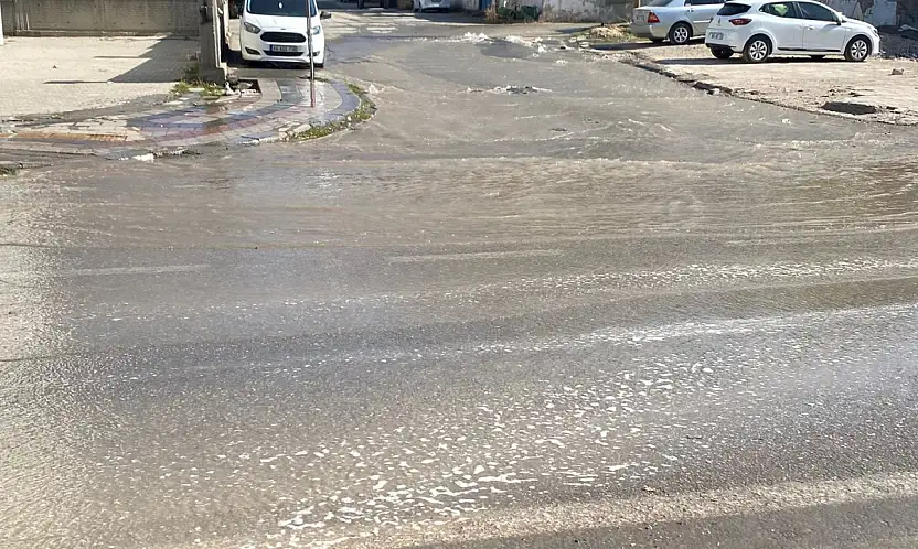 MASKİ skandalı: Yağmur yok, cadde göl oldu!