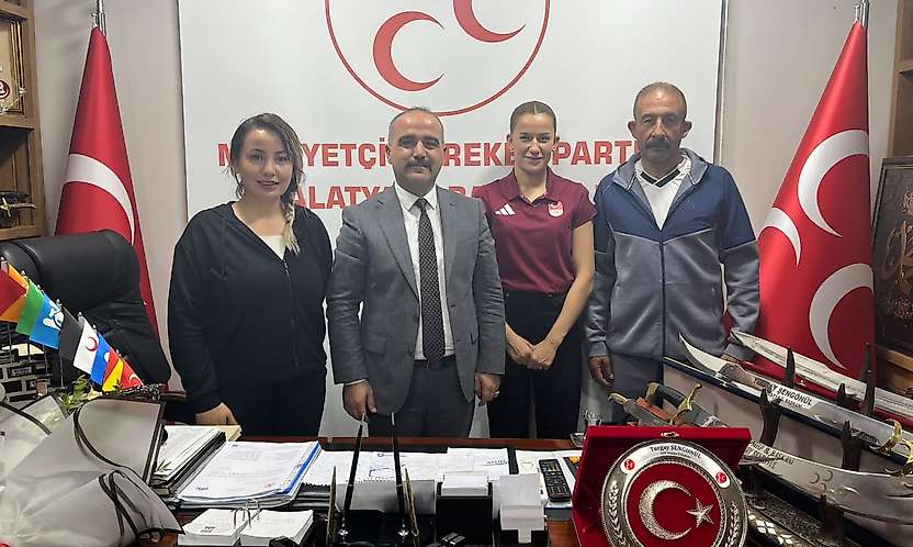 Milli Boksör Hatice Akbaş'tan Başkan Şengönül'e Ziyaret
