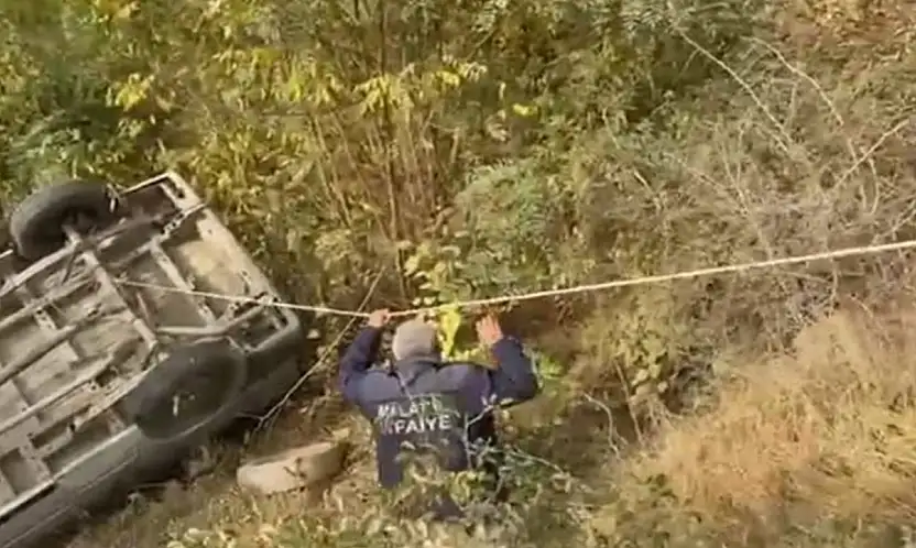 Minibüs şarampole yuvarlandı: 3 yaralı