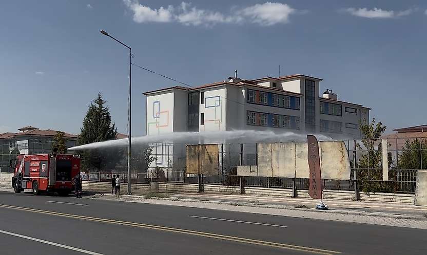 Okul Bahçesinde Çıkan Yangın Korkuttu