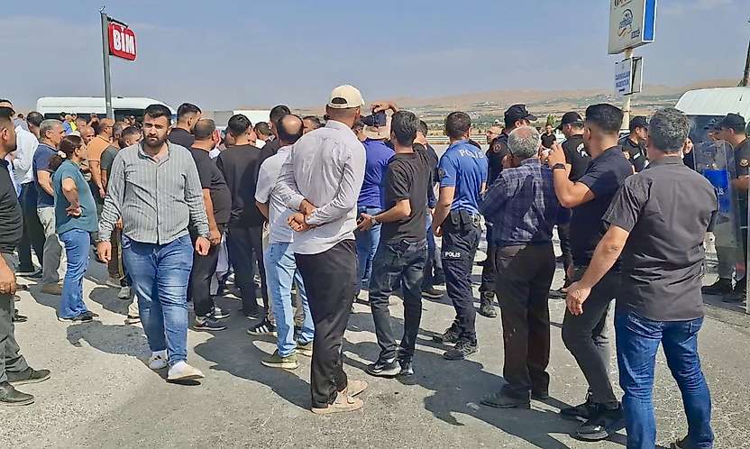 Ölümlü Kazanın Ardından Halk Yola İndi: 'Daha Kaç Can Gidecek?'