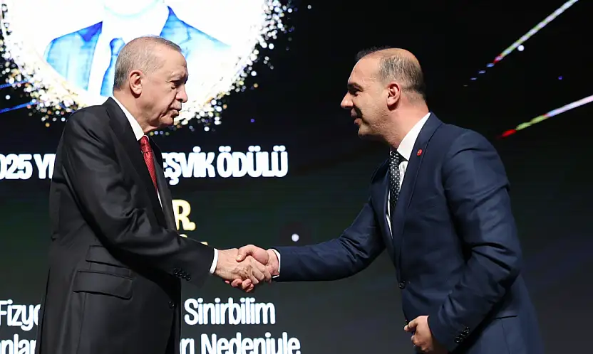 Prof. Dr. Suat Tekin, Cumhurbaşkanından ödül aldı