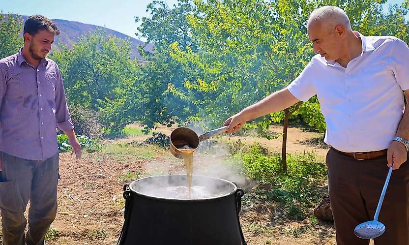 Pütürge Kırmızısı üzümü pekmeze dönüşüyor