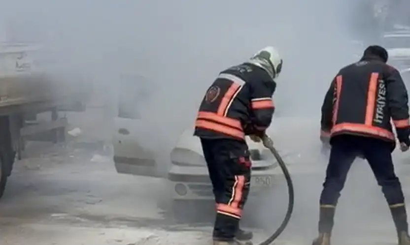 Sanayi Sitesinde Park Halindeki Araç Alev Aldı