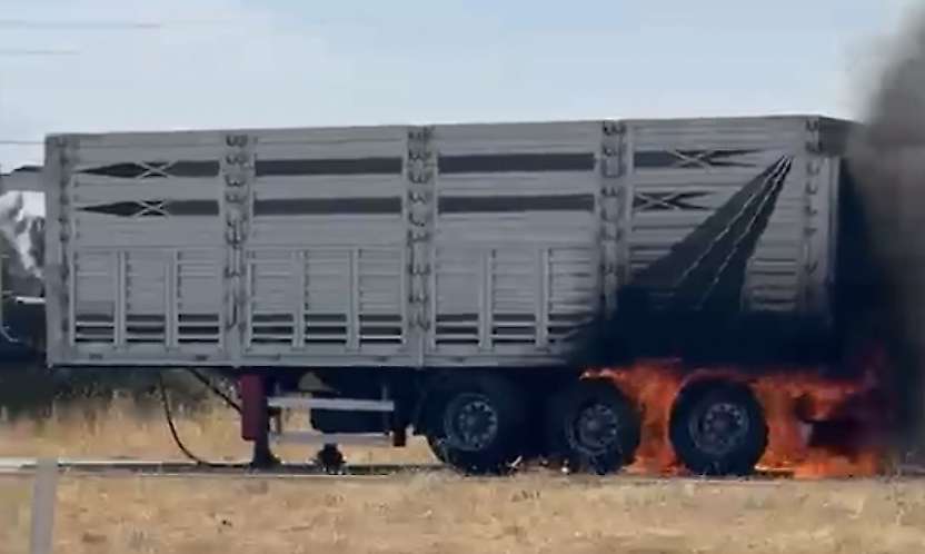 Seyir Halindeki Tırın Dorsesi Alev Aldı
