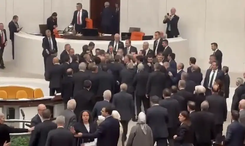 TBMM'de 'Maket Tabut' Gerginliği, En Düşük Emekli Aylığı 20 Bin TL Oldu