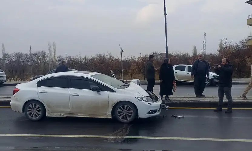 Topsöğüt'te Zincirleme Kaza 5 Yaralı